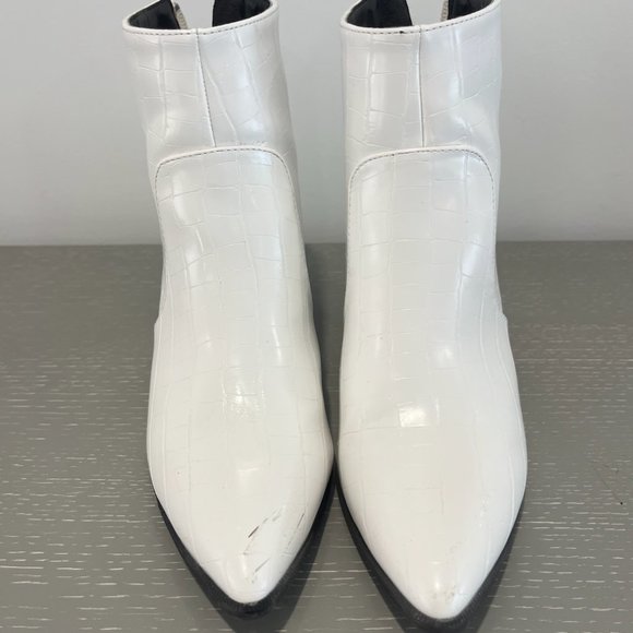 QUPID Point Toe Croc Womens Booties in White Womens Size 5.5 - Picture 3 of 6